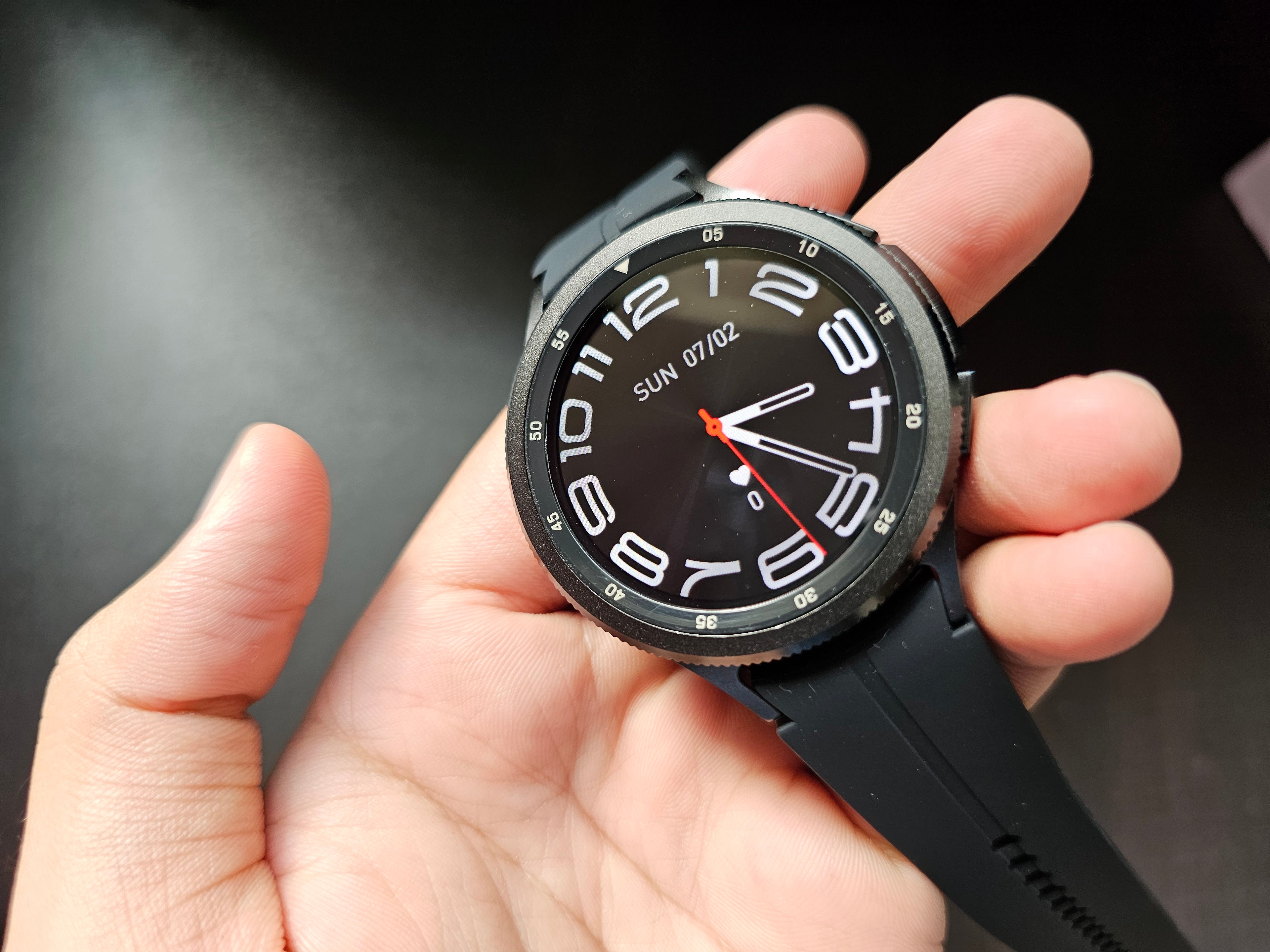 Watch 6 Classic with Rotatable bezel, amoled display and metal body !