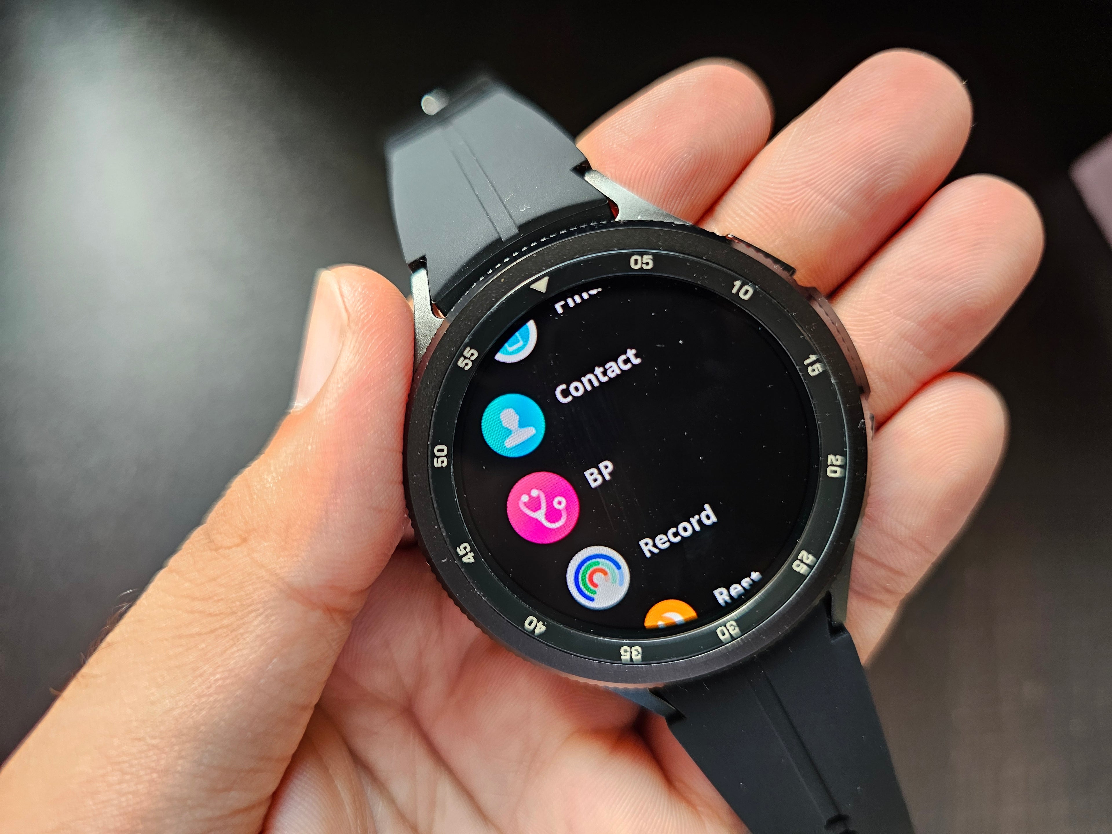 Watch 6 Classic with Rotatable bezel, amoled display and metal body !