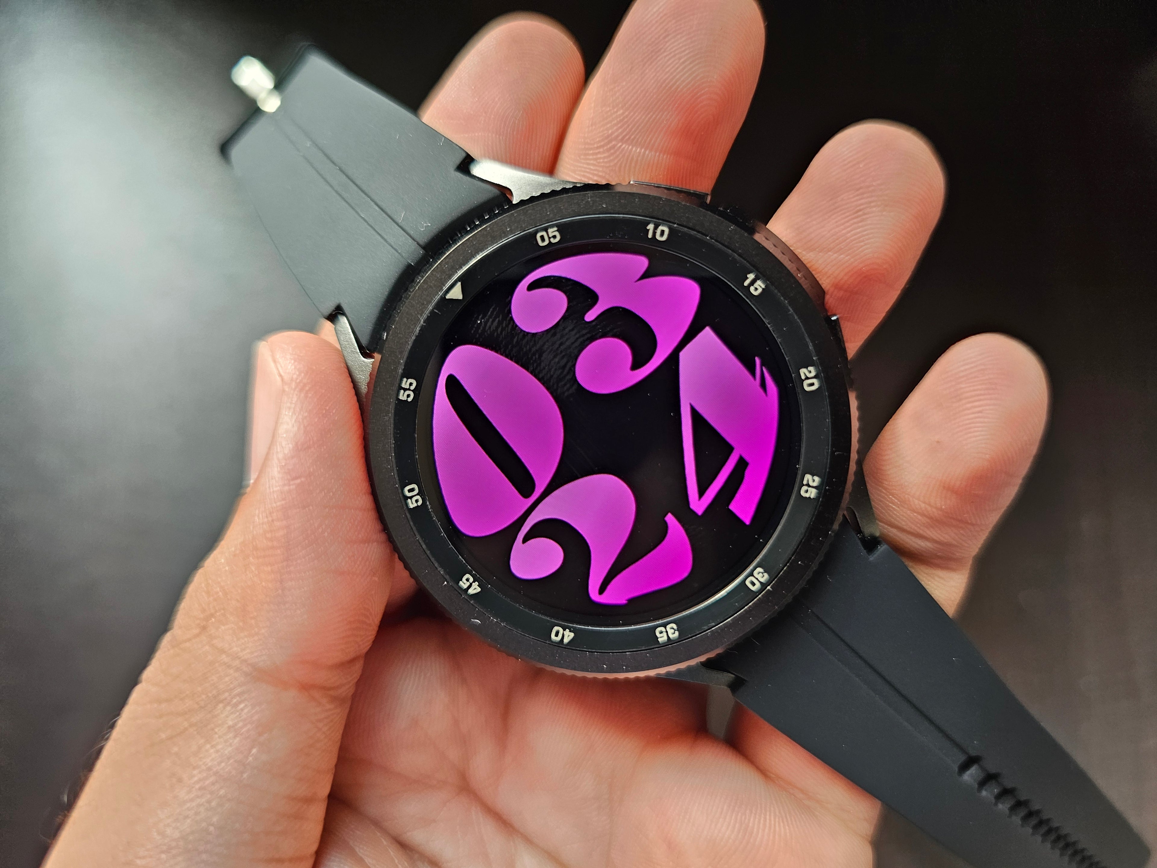 Watch 6 Classic with Rotatable bezel, amoled display and metal body !