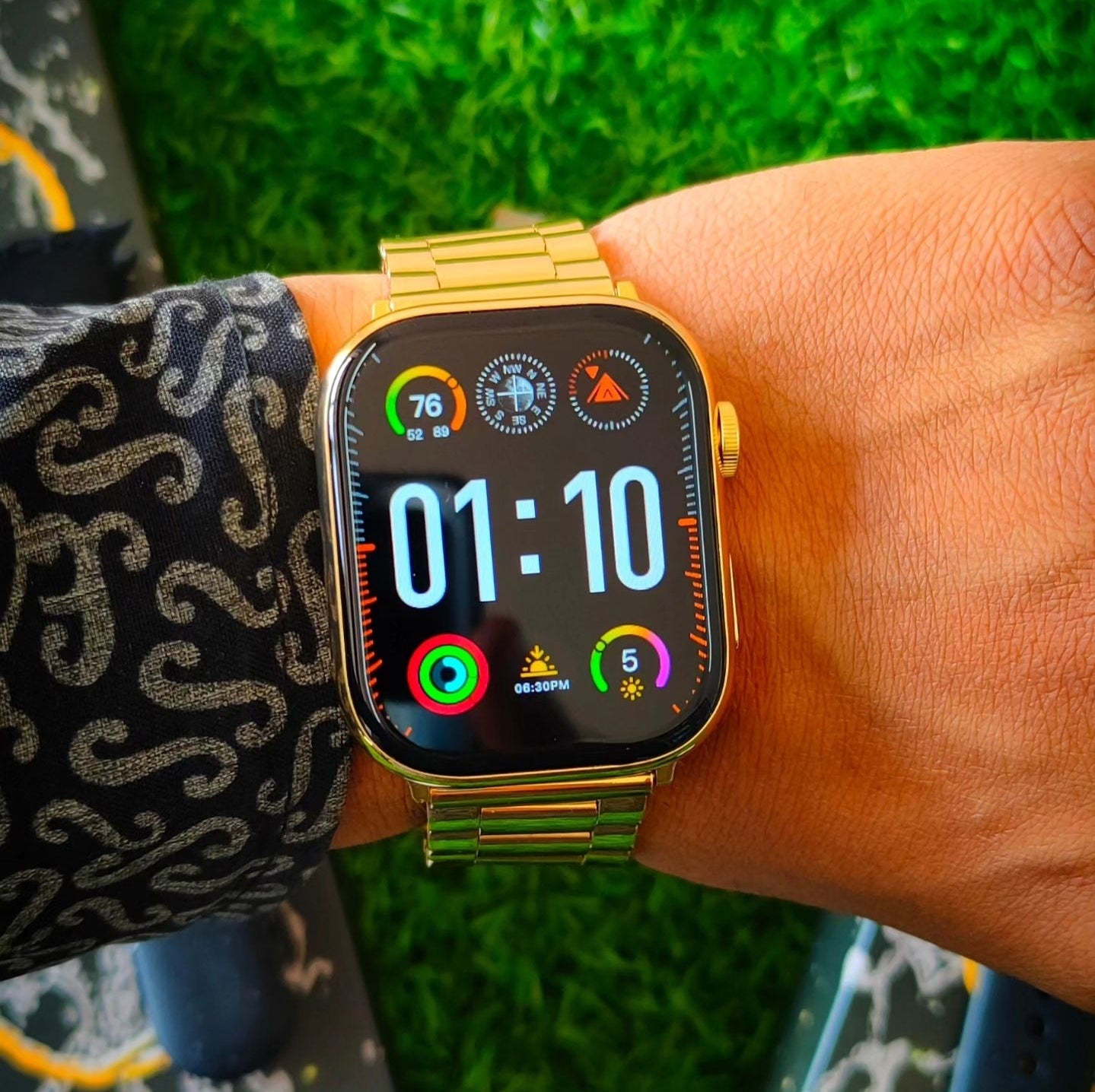 Series 9 Golden edition smartwatch with dual strap - Stainless Steel